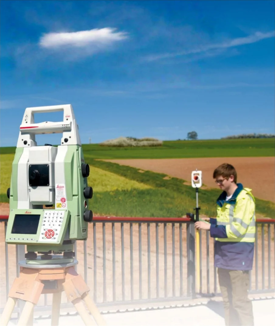 Tachymeter im Vordergrund und D.Battefeld mit Reflektor im Hintergrund Vermessungsbüro Hofmann #VermessungsbürosHofmann vermessung in Waldeck Frankenberg